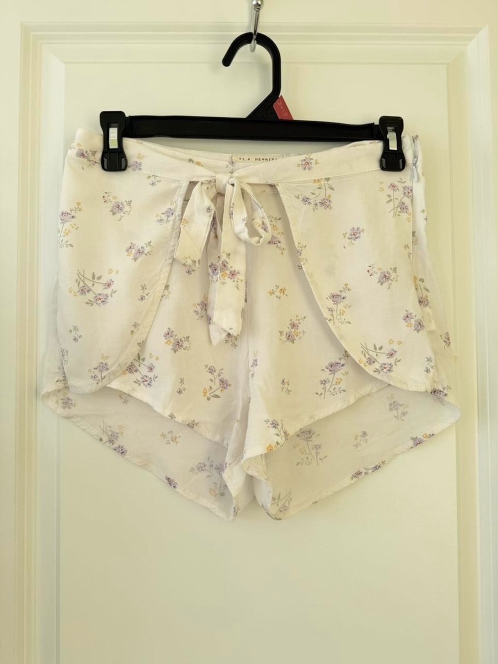LA Hearts Floral Tie-Front Layered Skort (in white floral)